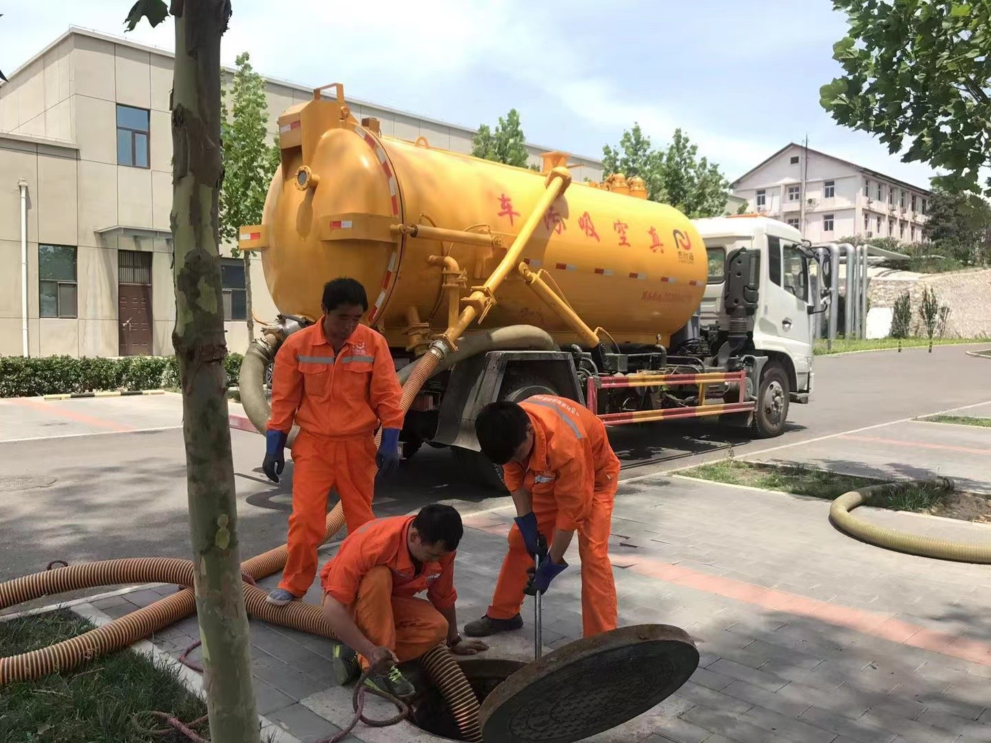 古塔化粪池清理与5-8吨吸粪车施工效率分析